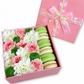 Коробка с цветами и макаронс